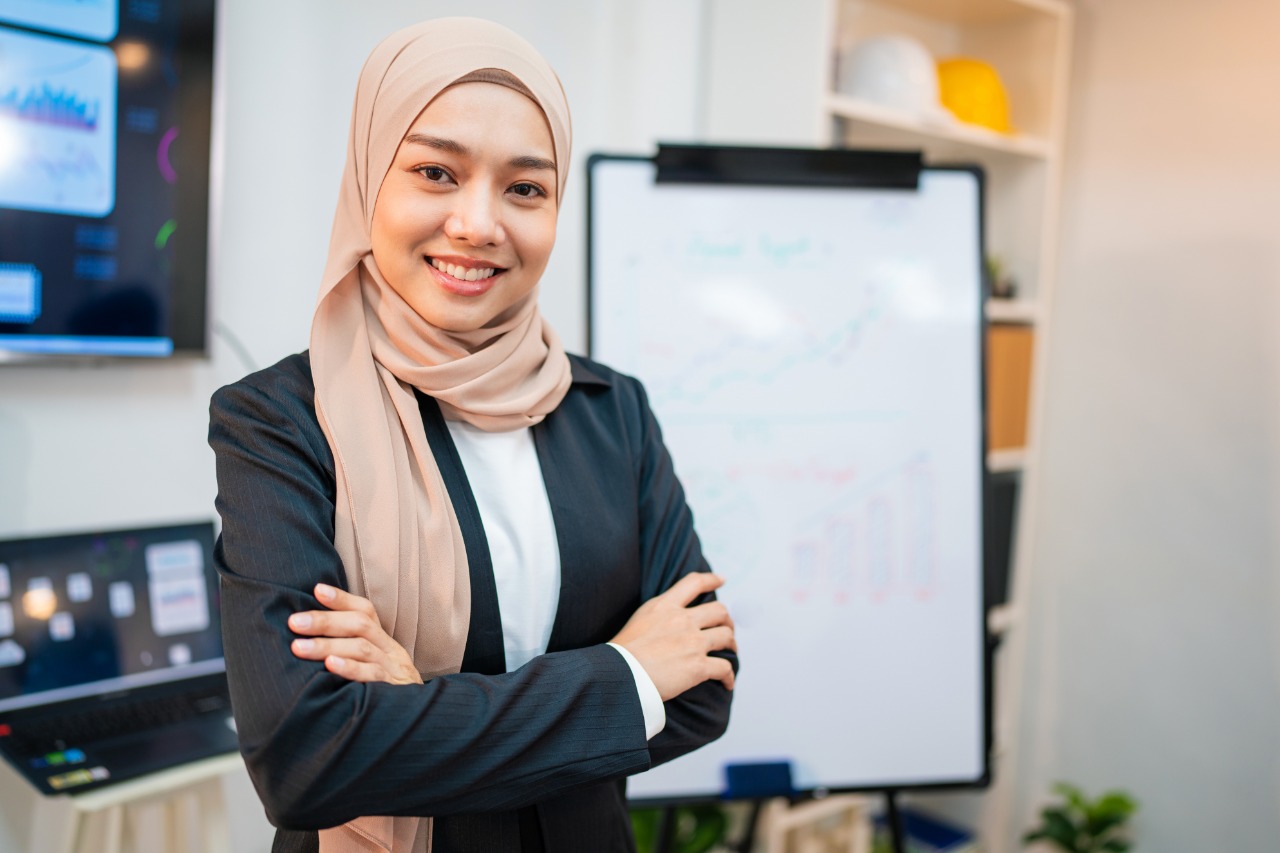 cikgu depan whiteboard